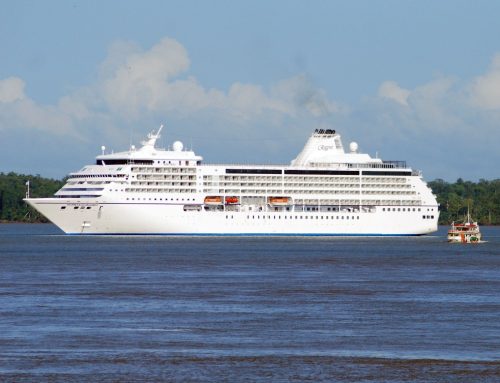 Navio de luxo com 600 turistas chega na vila balneária de Alter do Chão, em Santarém, neste domingo